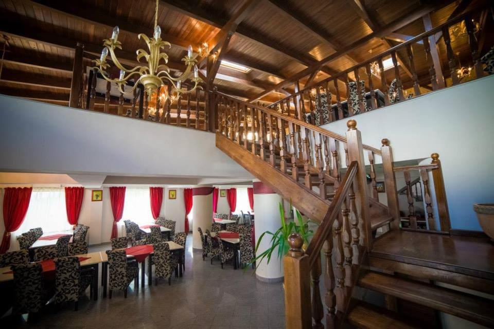 Hotel Gclub Breaza  Extérieur photo