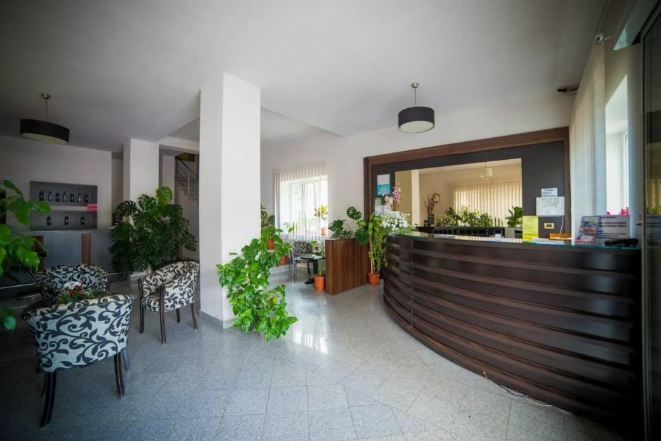 Hotel Gclub Breaza  Extérieur photo